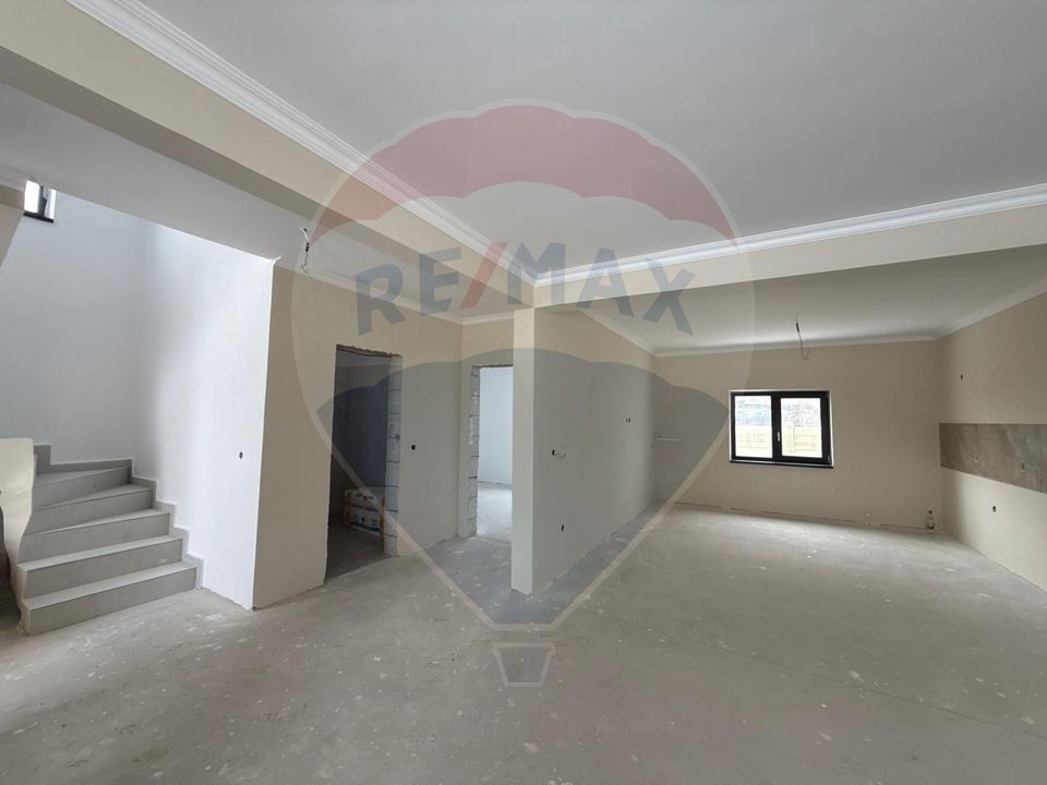 Casă / Vilă cu 4 camere de vânzare în zona Lascar Catargiu