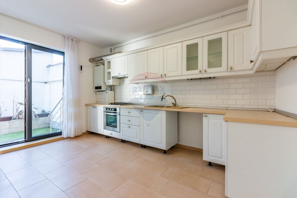 Apartament de vanzare în Bucurestii Noi, curte 80 mp, parcare, boxa