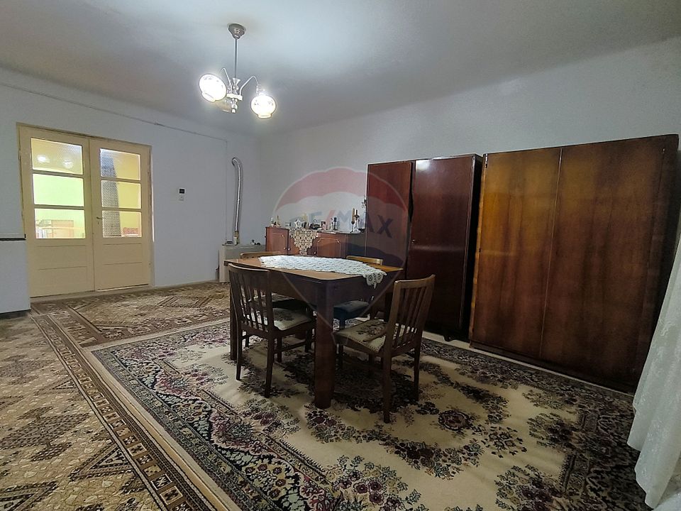 Casă săsească 3 camere si 1400 mp teren in Brateiu - jud. Sibiu