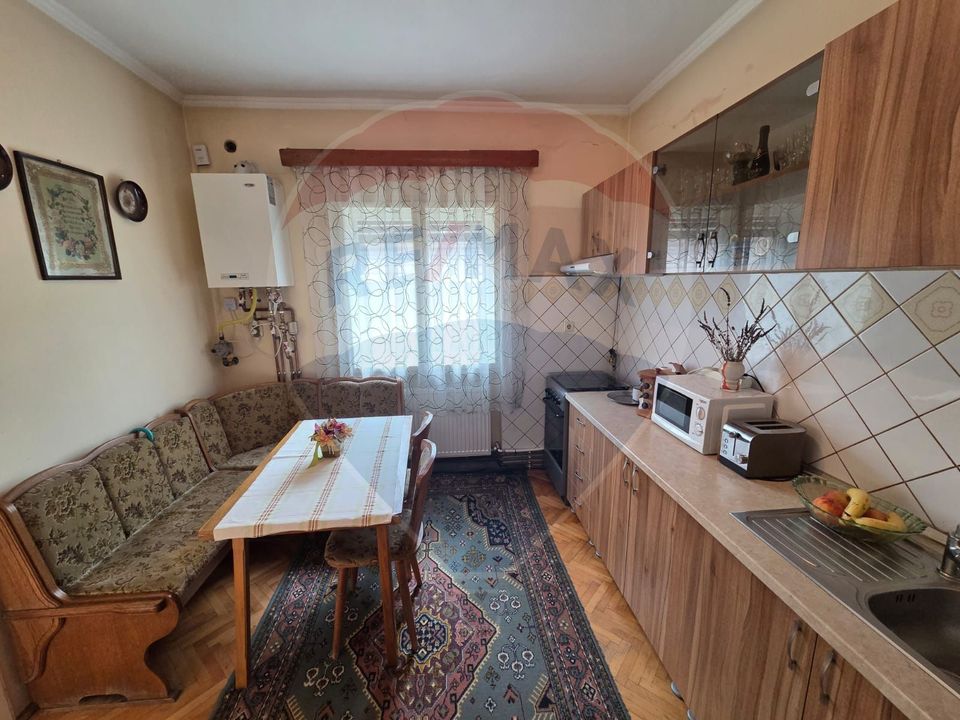 Casă cu etaj , curte proprie