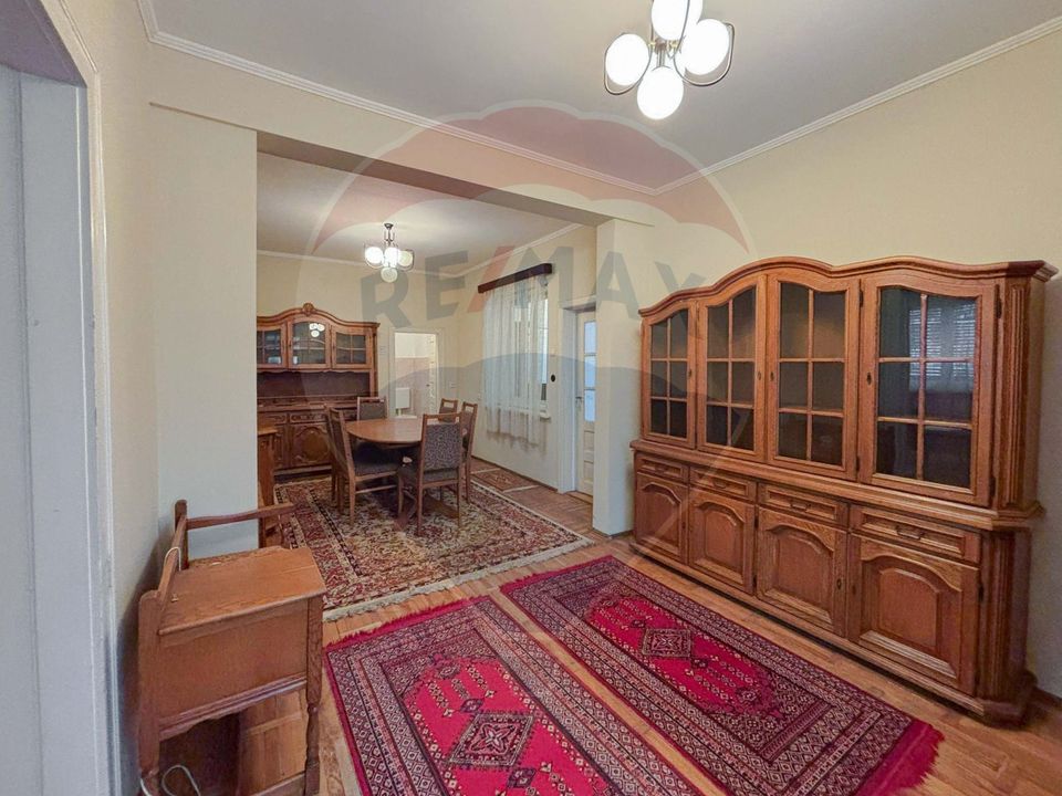 Casă / Vilă cu 5 camere de vânzare în Aleșd zona Ultracentral