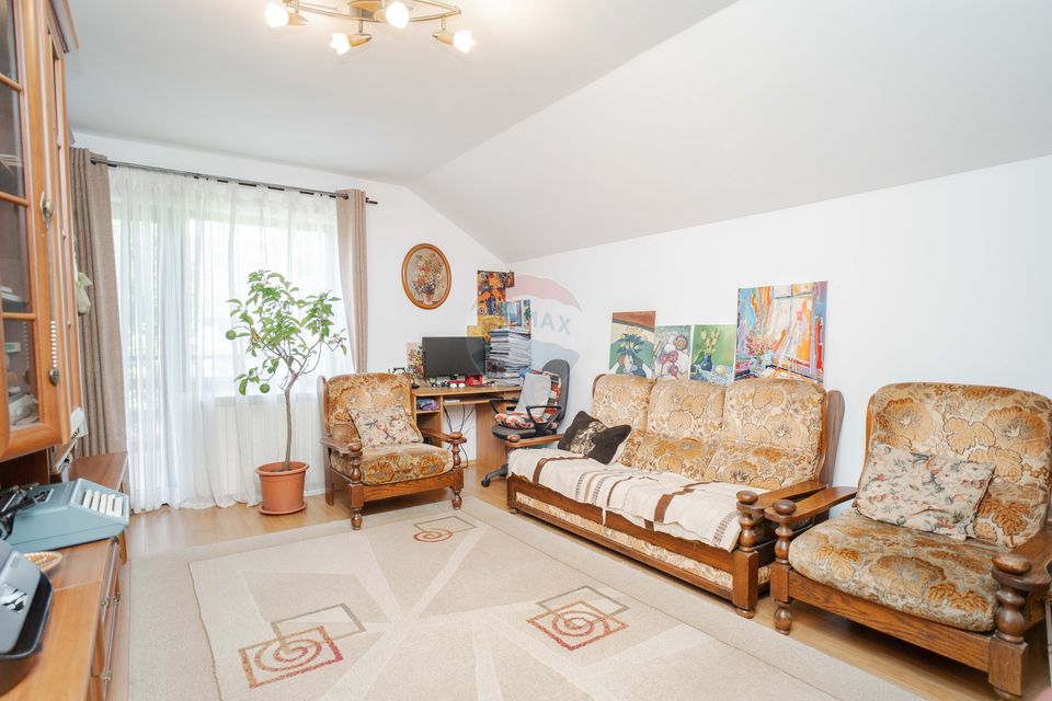 Casă cu Piscină de Vânzare, 500mp Teren, Str. Victoriei-Valea Lupului