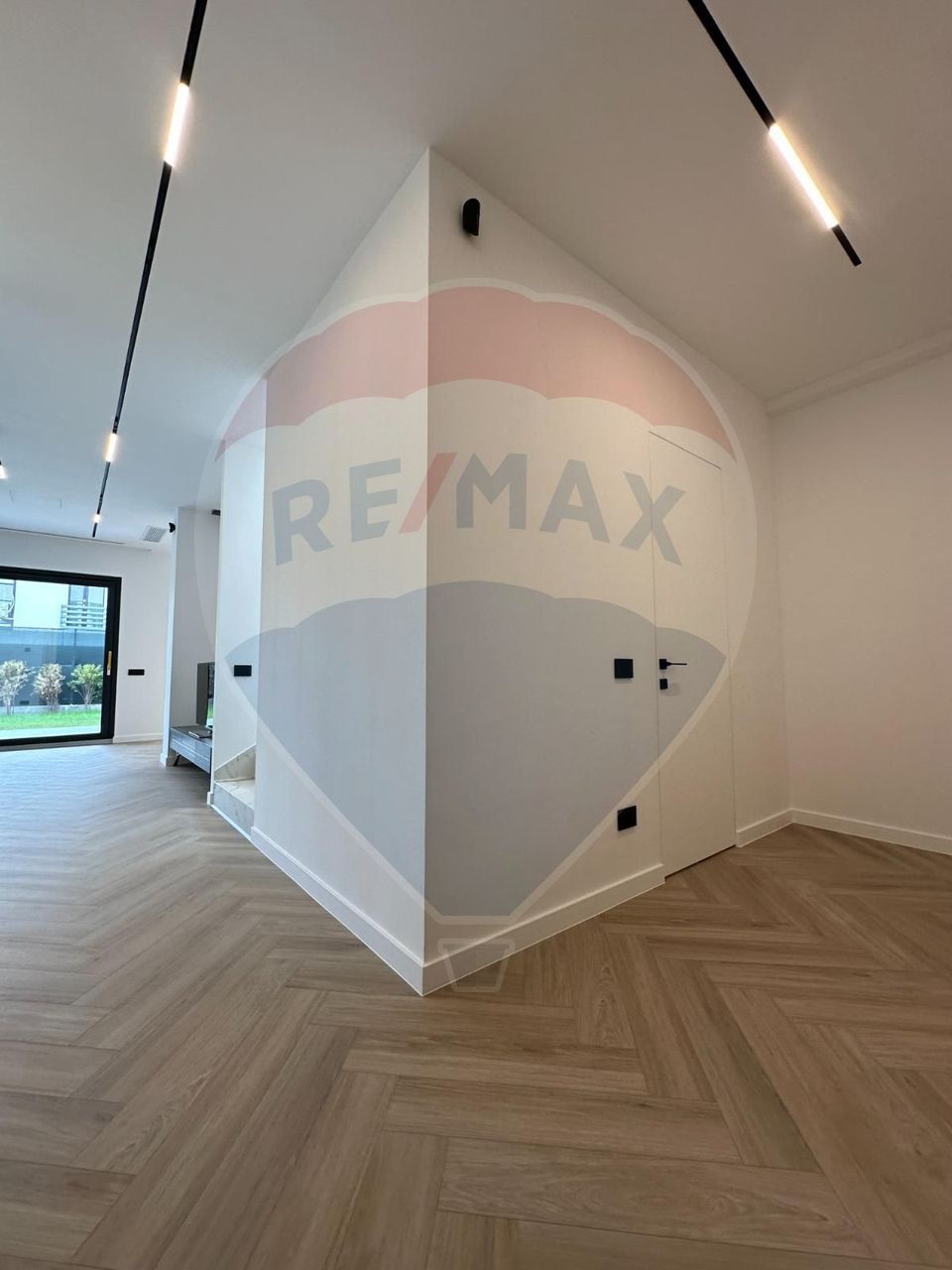 Vila moderna de inchiriat cu 5 camere, prima inchiriere