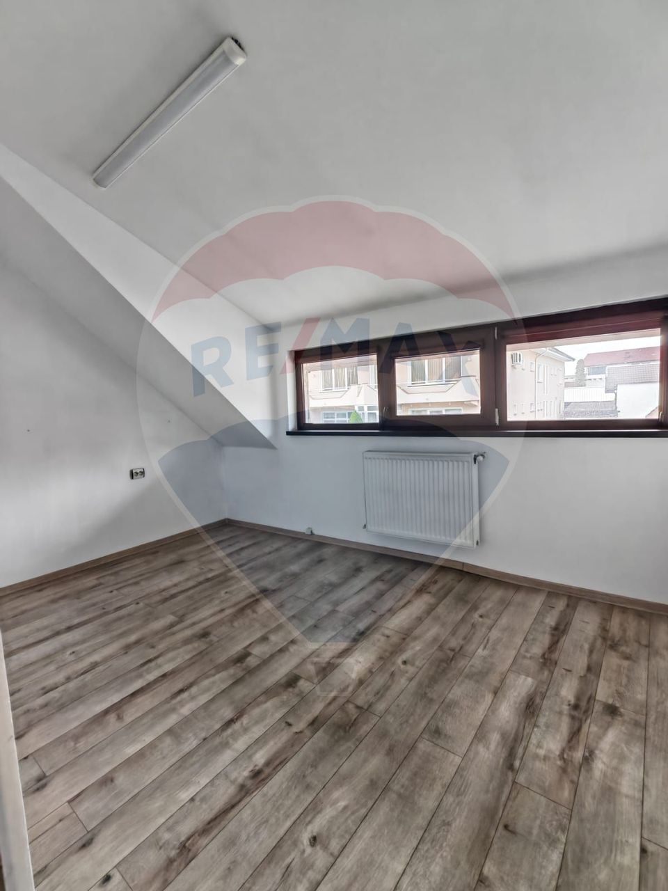Apartament cu 4 camere de vânzare în zona Bartolomeu