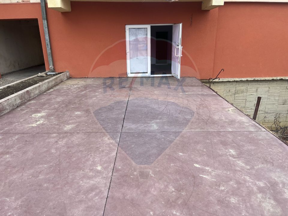 80sq.m Commercial Space for rent