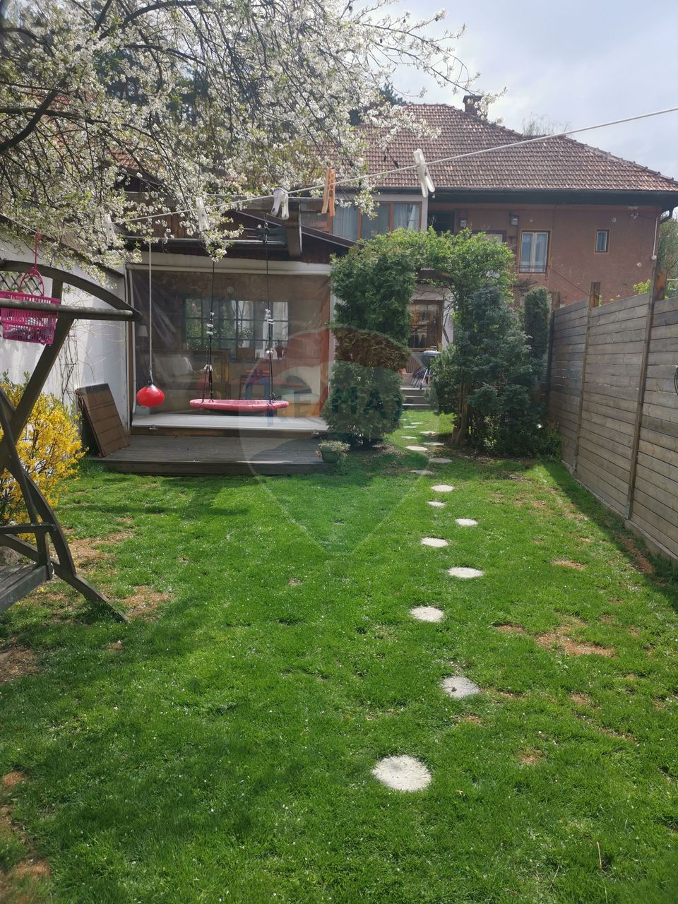 REZERVATA ! Caminul ideal, casa si curte frumos amenajata, Brasov