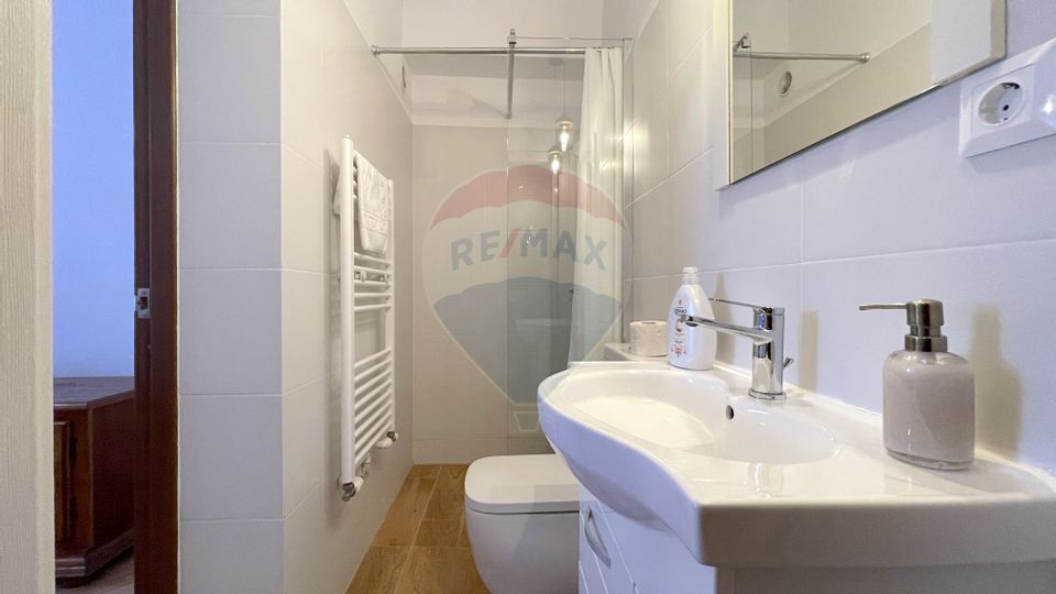 Apartament renovat clasic, cu 2 camere, 2 băi, Centrul Istoric Brașov