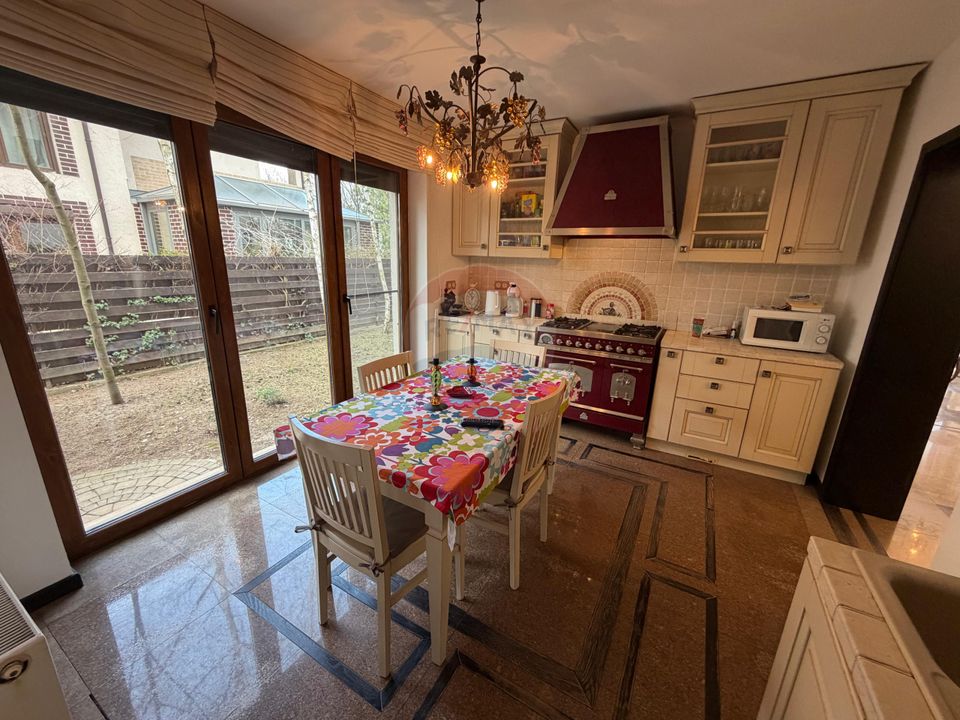 9 room House / Villa for sale