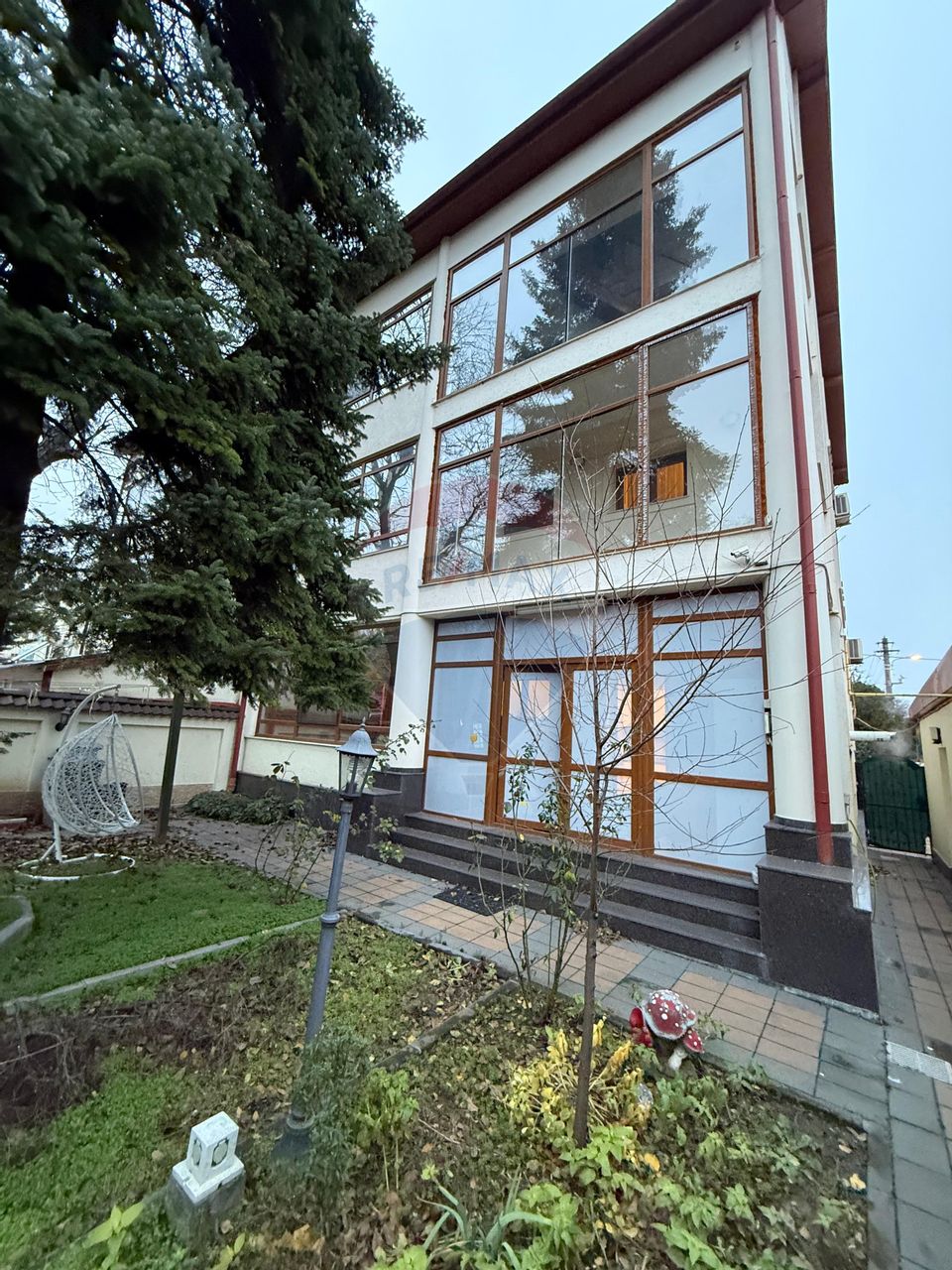 De inchiriat Casă / Vilă 7 camere + curte zona Vatra Luminoasa