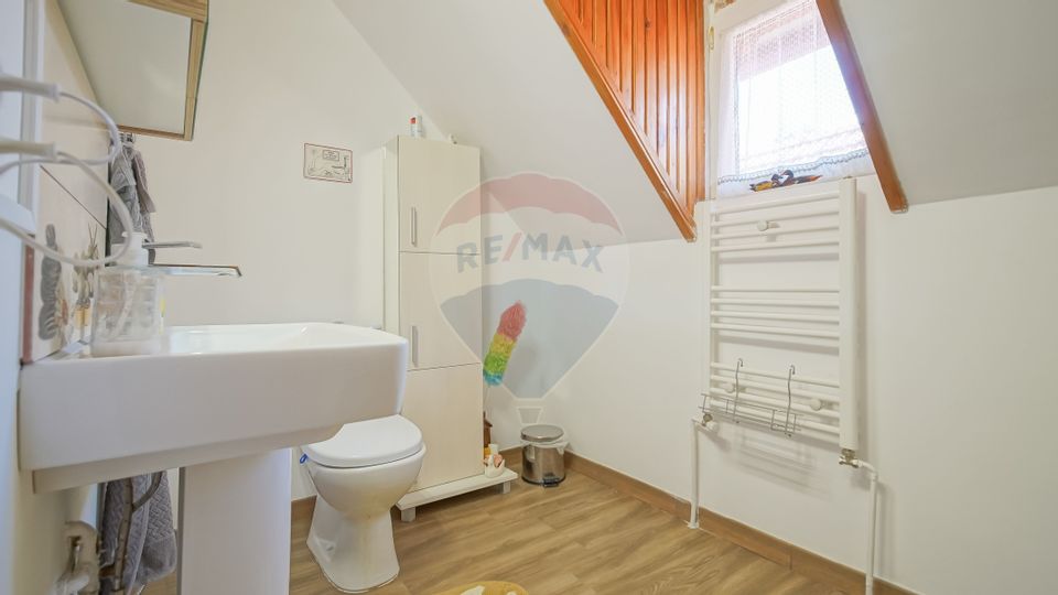 Casă falnică, curte individuală, langă Piața Unirii, în inima Scheilor