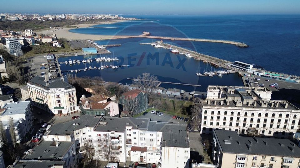 Vilă cu 16 camere de vanzare in zona Peninsula