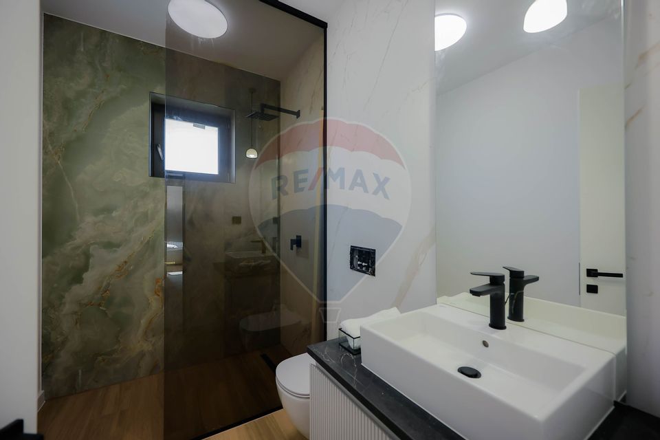 De vânzare Vilă cu 8 camere în Sânmartin, 290 mp util, teren 1100 mp