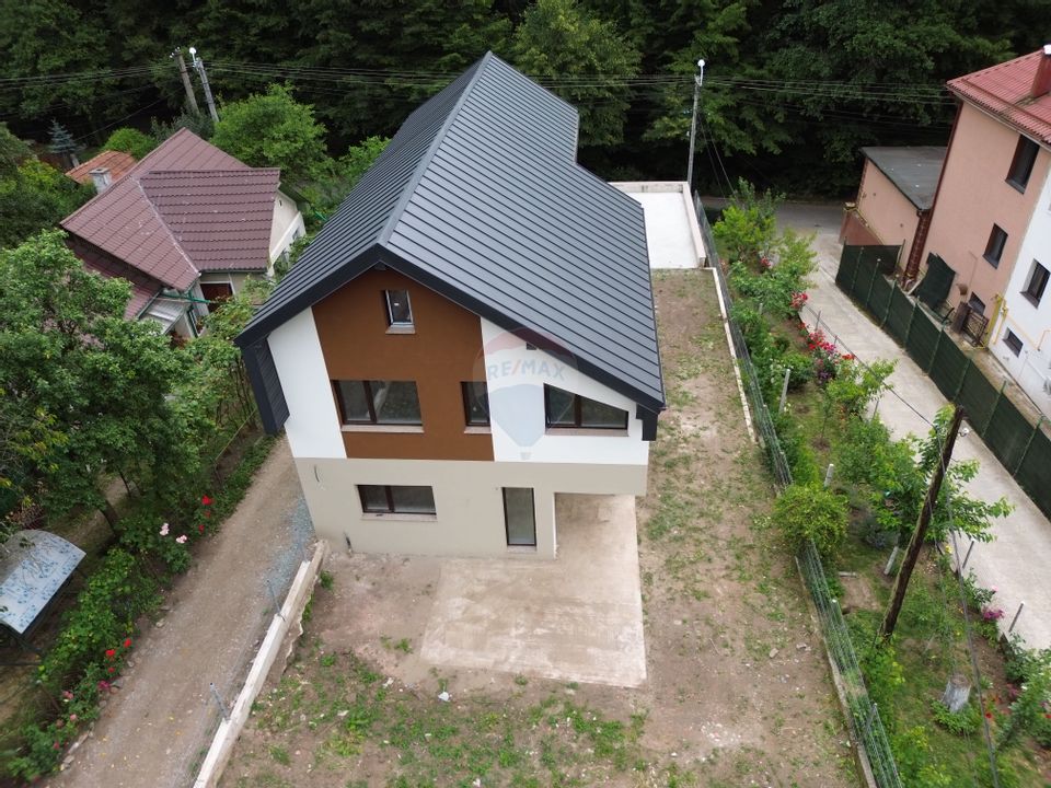 VILA NOUA DE VANZARE in zona Parcul Mare (Regina Maria)