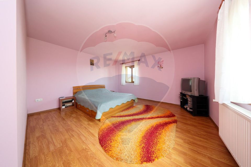 Casă 4 camere, mobilata si utilata, 2 389 m². teren, Sanpetru!