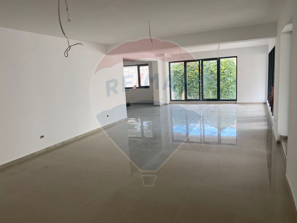 144sq.m Commercial Space for rent, Unirii area