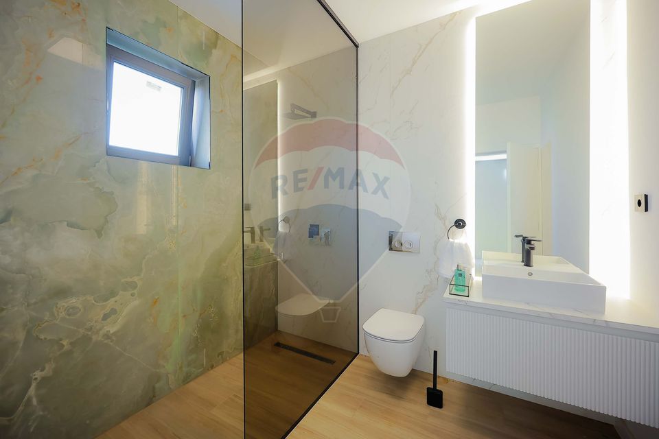 De vânzare Vilă cu 8 camere în Sânmartin, 290 mp util, teren 1100 mp