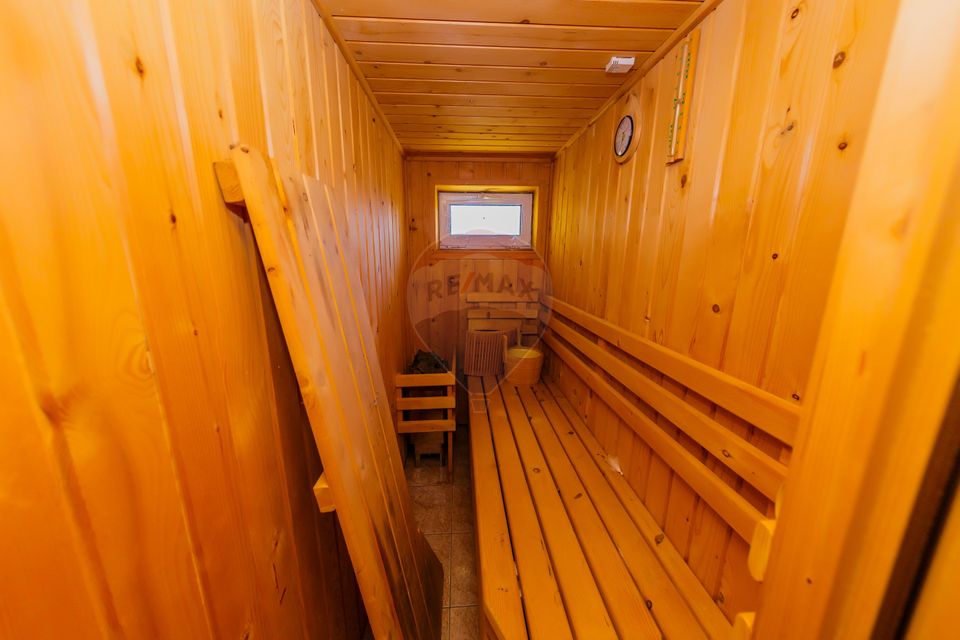 Casă cu 7 camere, 10 ari de vânzare la drumul principal cu 2 intrari