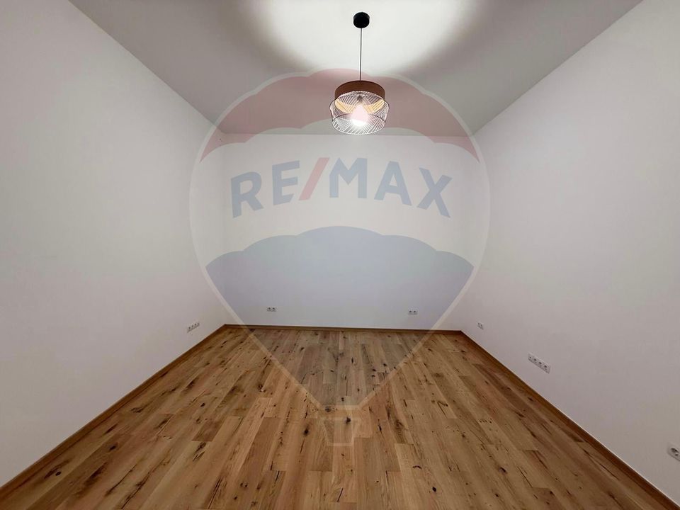 Apartament 4 camere, pe 2 niveluri si curte comuna în Centru