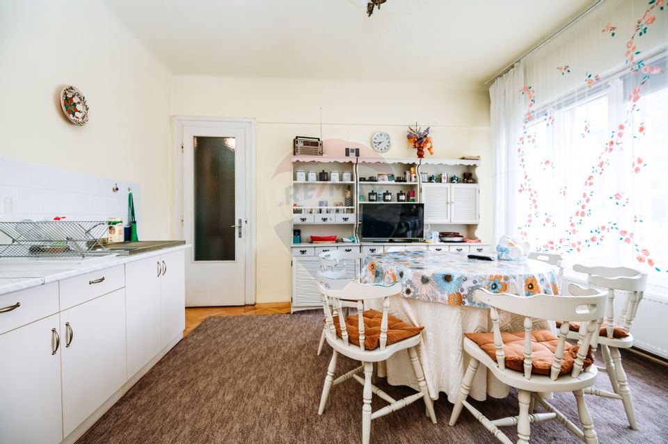 Apartament spațios cu grădină proprie într-o vilă interbelică renovată