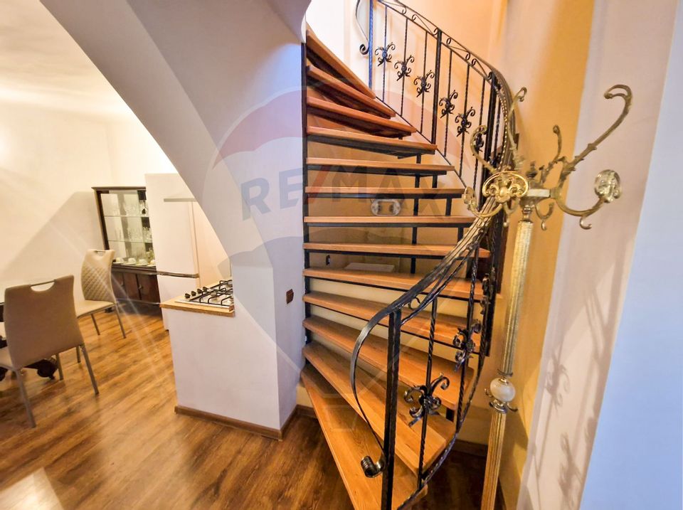 Property Located under Tâmpa composed of 2 Houses and Garden,