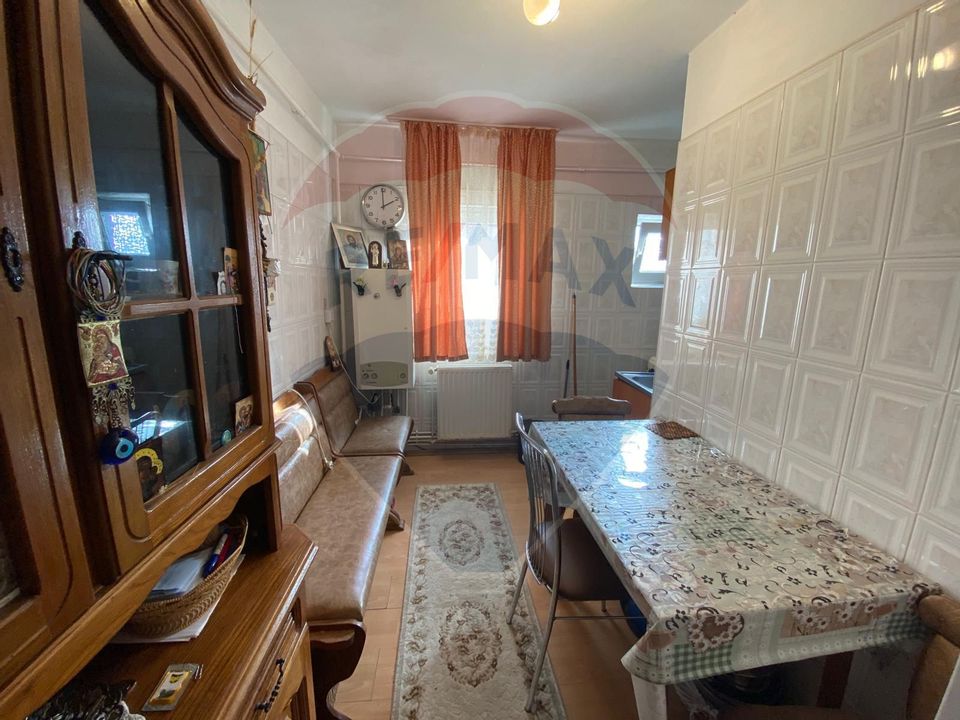 Apartament cu 4 camere de vânzare în zona Micro 4 Targoviste