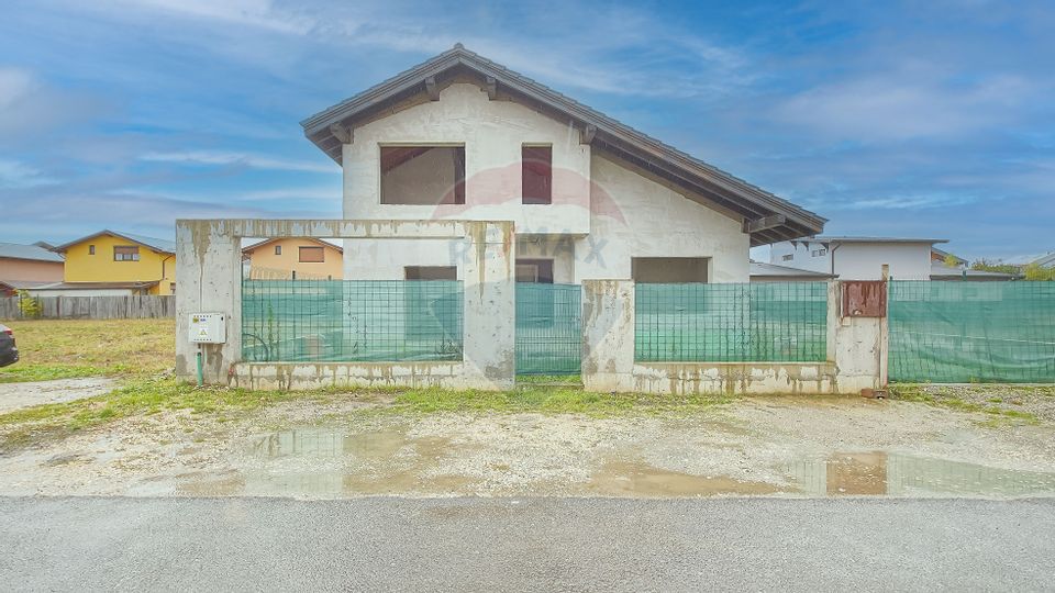 Casă spațioasă la gri, 4 camere, 3 băi, teren 500 mp – zona Bartolomeu