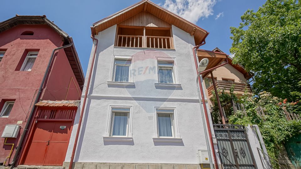 Casă falnică, curte individuală, langă Piața Unirii, în inima Scheilor