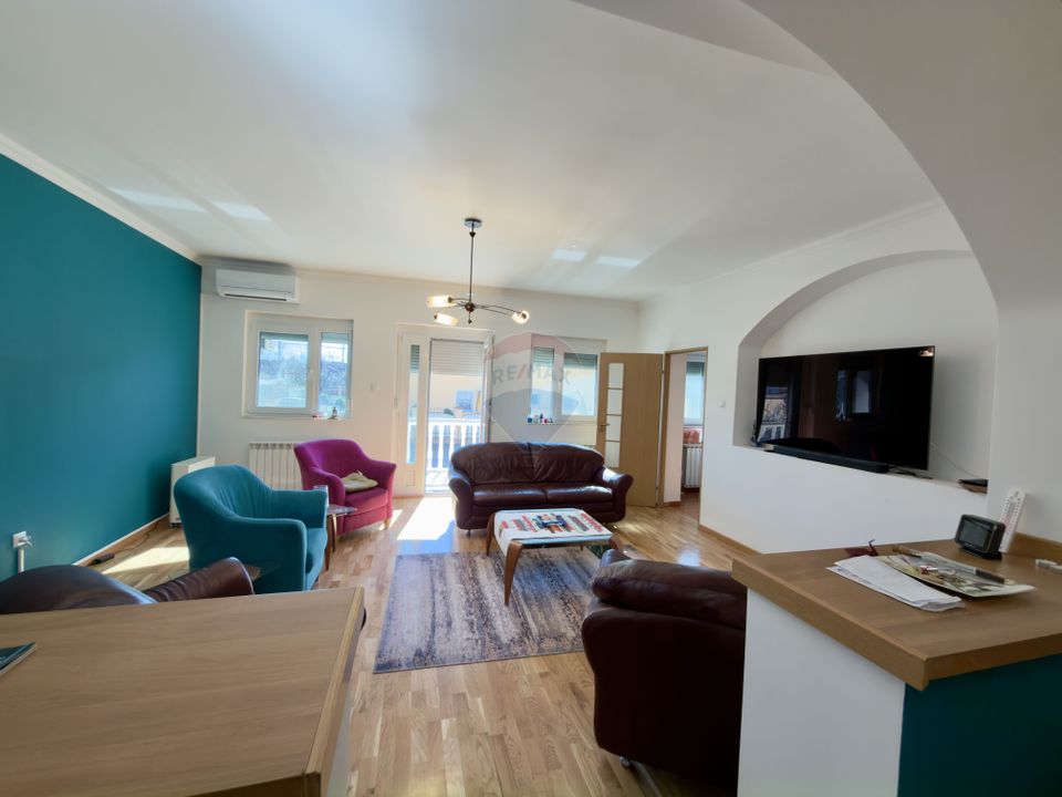 Casă / Vilă 8 camare cartier Beverly Hills Sanmartin