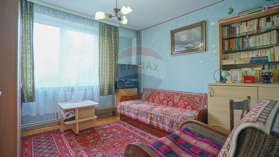 REZERVAT!! Apartament cu 3 camere de vânzare, zona Vlahuta