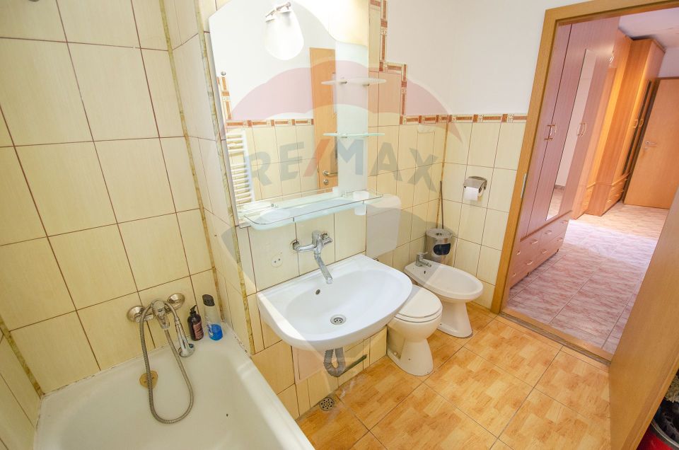 Apartament cu 4 camere de vânzare în zona Steaua