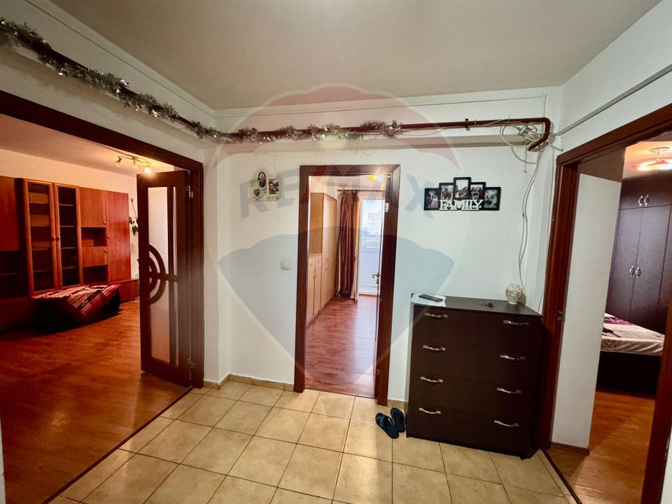 Apartament cu 3 camere de vânzare în zona Craiovita Noua