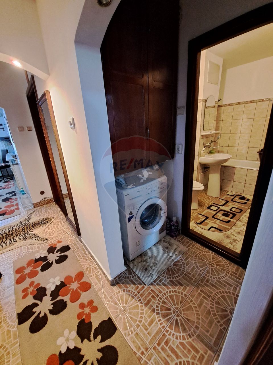 3 camere de închiriat, zona Consul