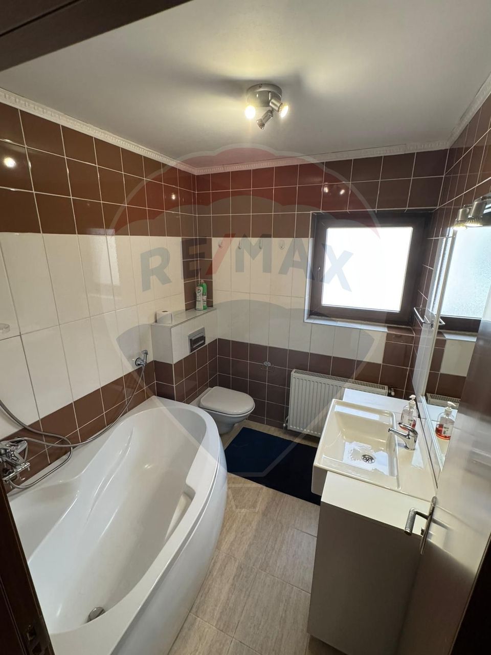 Apartament cu 5 camere de închiriat în zona Buna Ziua