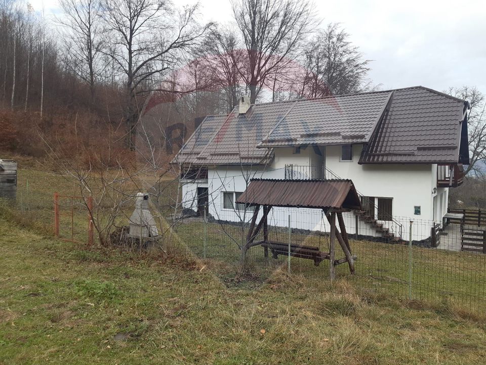 Casă / Vilă cu 7 camere de vânzare în zona Bran-Tohanita
