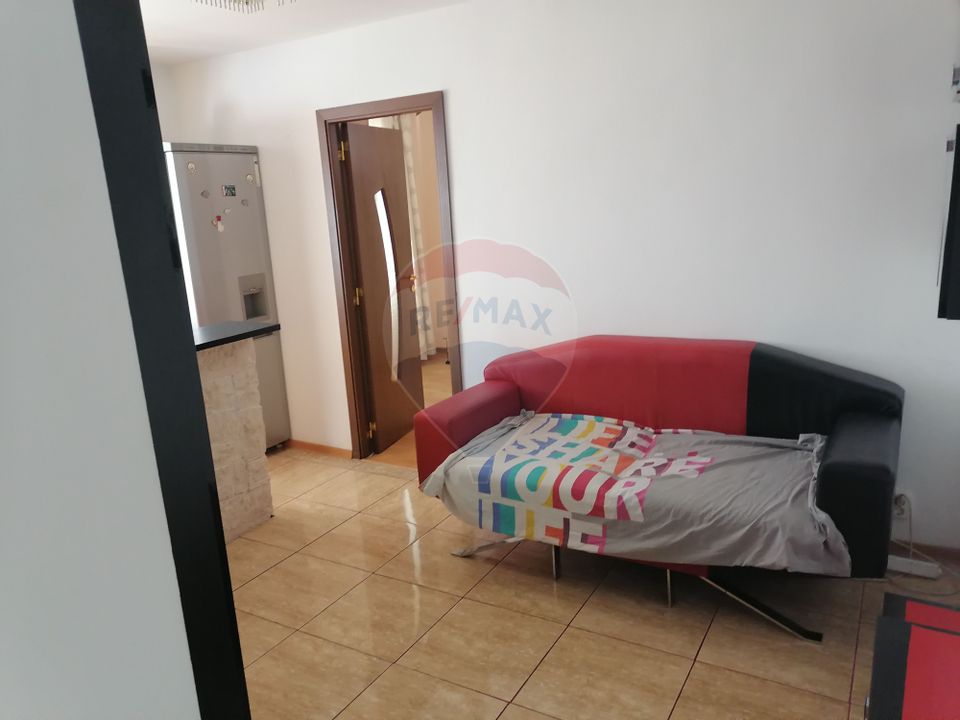 Apartament cu 3 camere de închiriat în zona Milcov