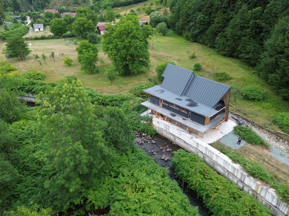 Cabană modernă tip A-frame de 312 m²  de vânzare în zona Firiza