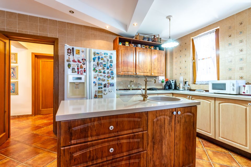 Casă / Vilă in Corbeanca, pe strada Laguna Albastra, langa lac