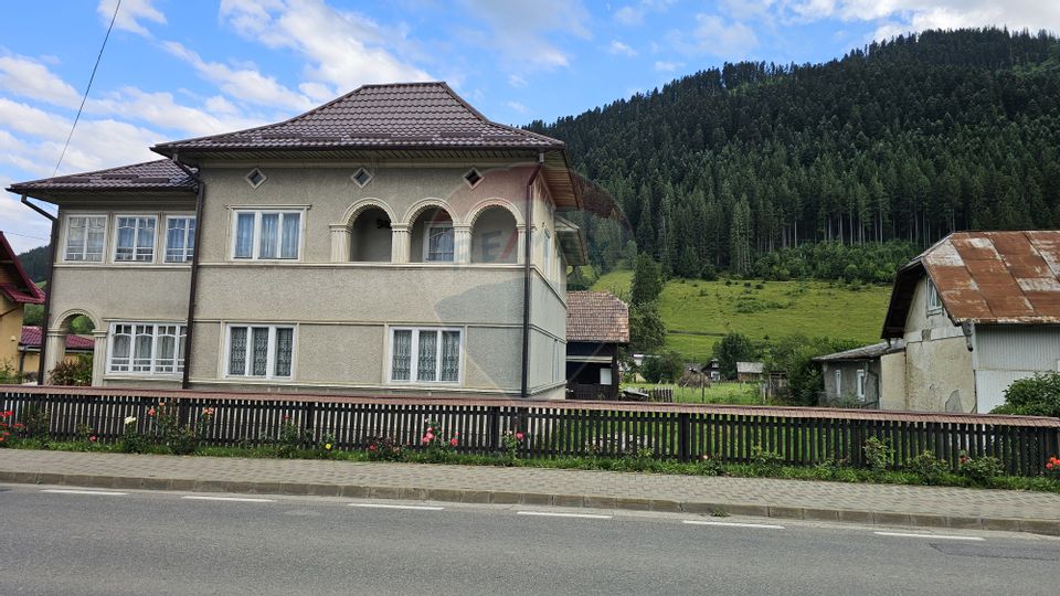Casa 225 mp, teren intravilan 4822 mp C. Moldovenesc, Suceava