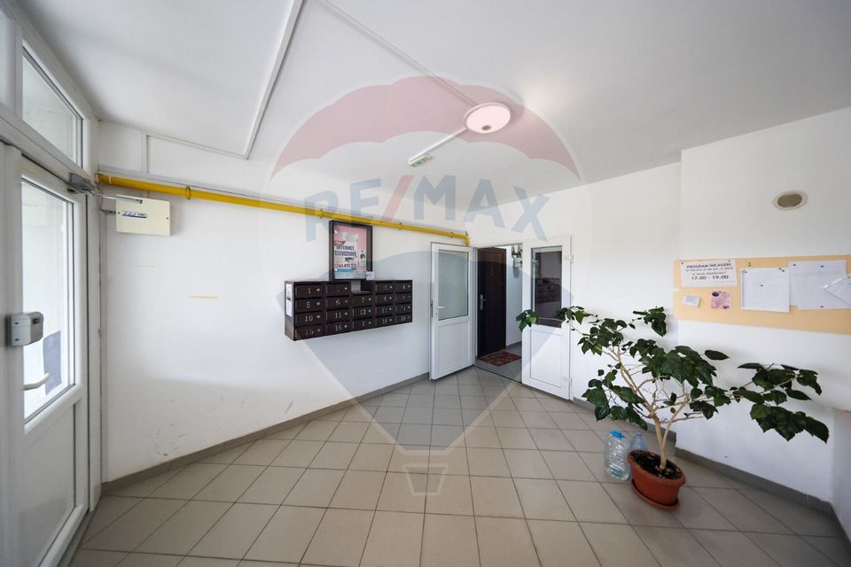 Apartament decomandat, 60 mp utili, 2 camere, debara, balcon!