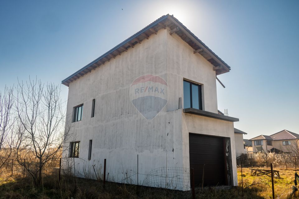 Casă / Vilă cu 4 camere de vânzare /zona Baltag