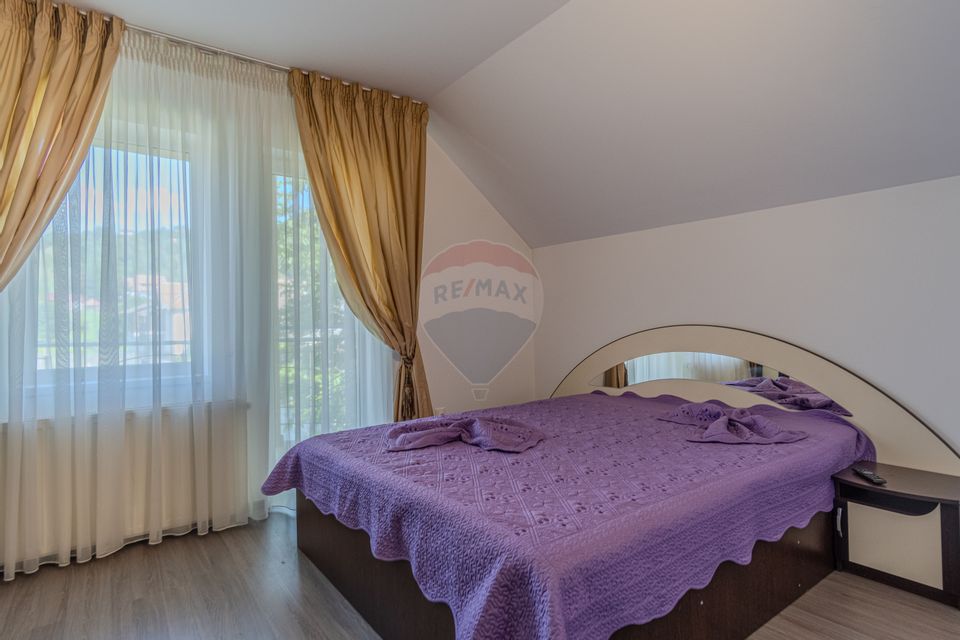 Casă / Vilă cu 10 camere de vânzare in Moieciu de Jos