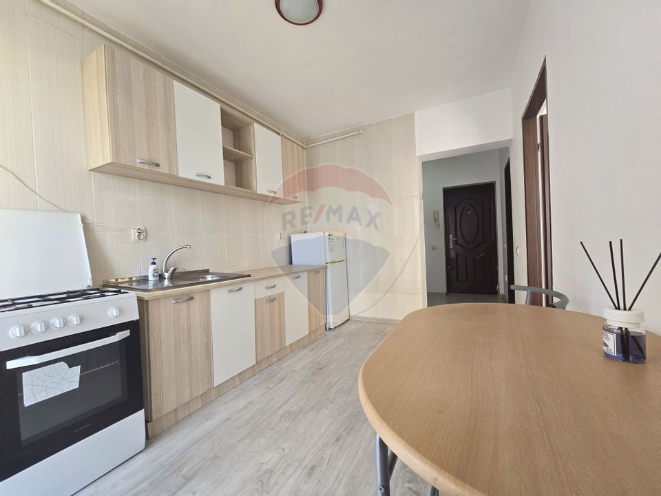 Apartament cu o camera de vânzare si loc de parcare, Floresti