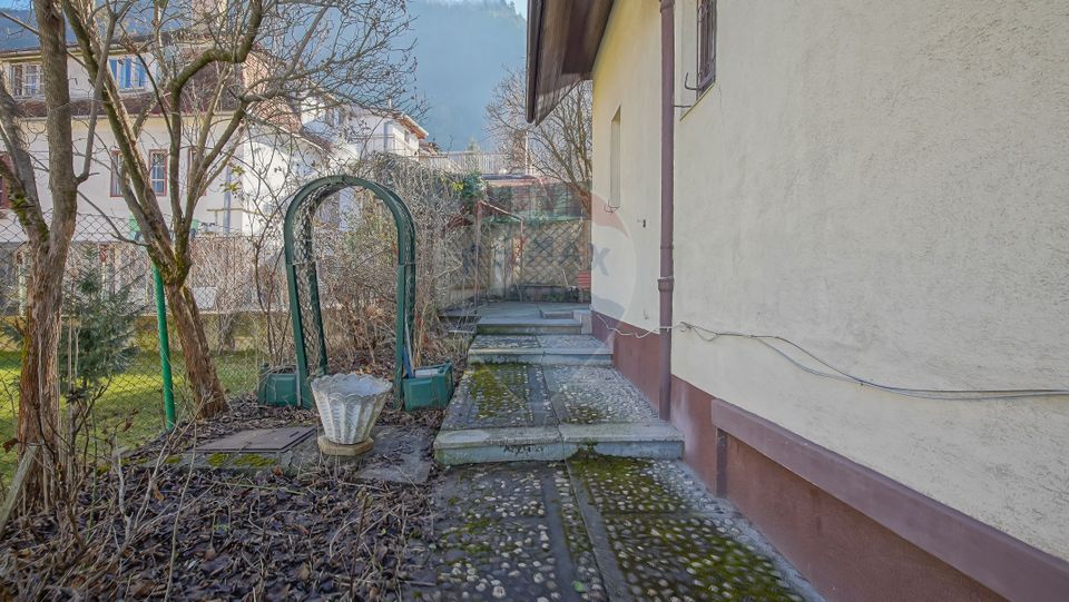 REZERVATA! Vilă individuală cu terasă, curte și două garaje