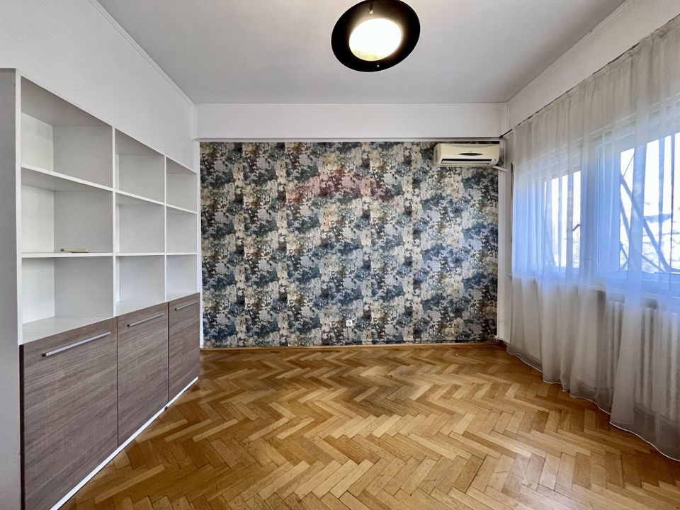 Apartament cu 4 camere nemobilat in P-ta Victoriei langa Orange