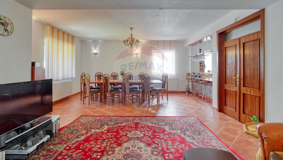 Casă / Vilă cu 8 camere de vânzare în zona Valea Rasnoavei