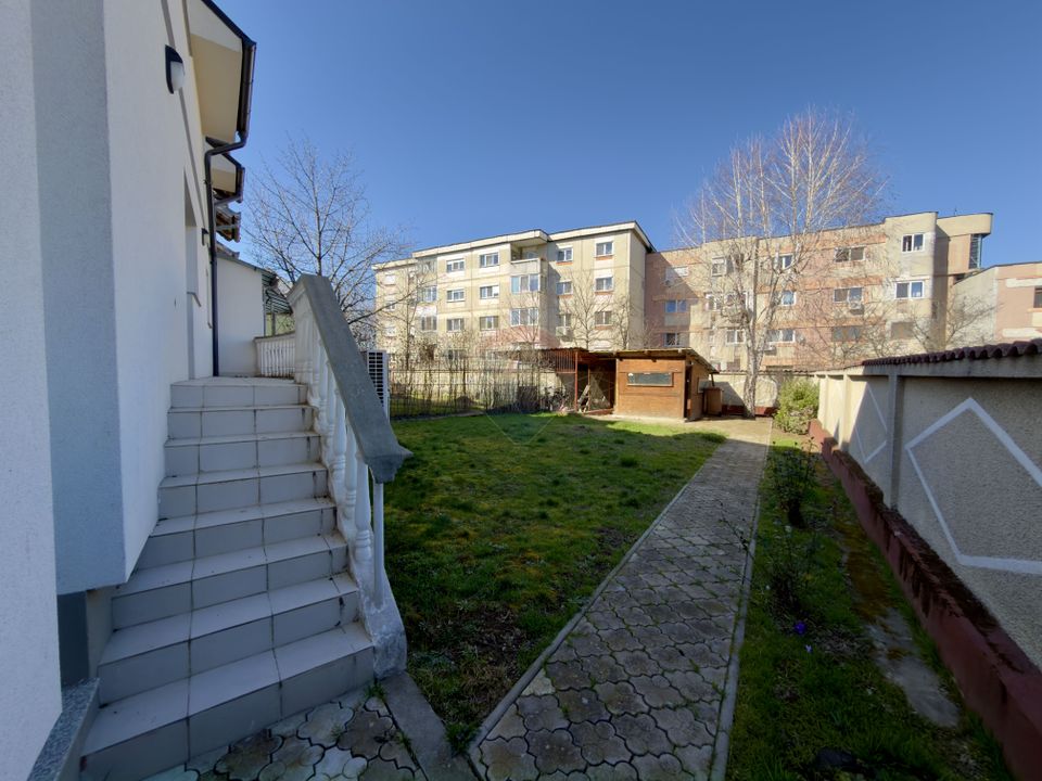 Casă / Vilă 8 camare cartier Beverly Hills Sanmartin