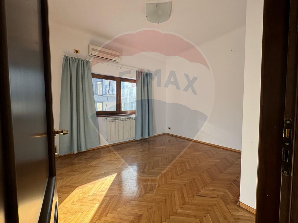 Apartament cu 4 camere de închiriat în zona Casin