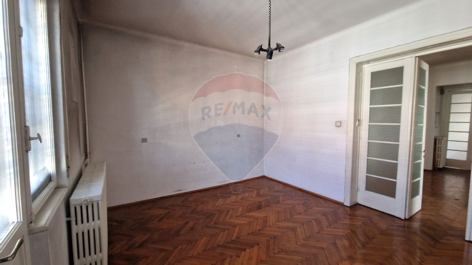 Apartament cu 4 camere de vânzare, Unirii