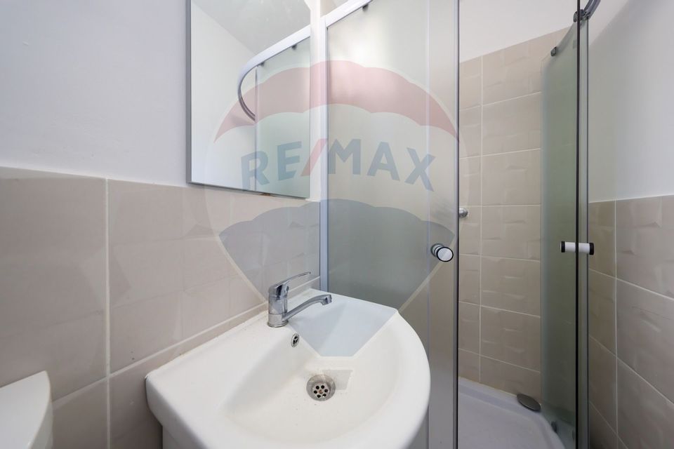 Casă cu 3 camere de vânzare în zona Schei