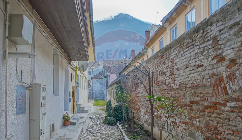 REZERVAT! Casă cu 2 camere și mult potențial, Poarta Schei